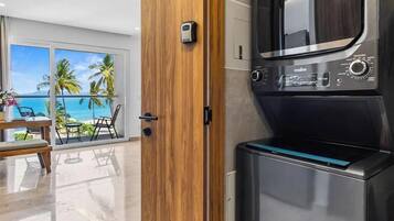 Suite estudio, 1 cama Queen size, acceso a la alberca, vista al océano (Harbor 171 Torre Norte 211) | Lavandería