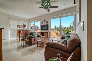 Leilighet, flere senger, kjøkken (Grand Trianon 305) | Oppholdsområde | En 42-tommers Flatskjerm-TV med digitale kanaler