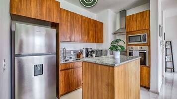 Departamento, varias camas, cocina (Grand Trianon 305) | Cocina privada | Comedor