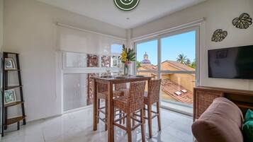 Departamento, varias camas, cocina (Grand Trianon 305) | Restaurantes