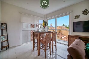 Departamento, varias camas, cocina (Grand Trianon 305) | Restaurantes