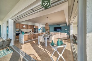 Apartment, Multiple Beds, Kitchen, Ocean View (Harbor 171 Torre Norte 101) | Interior