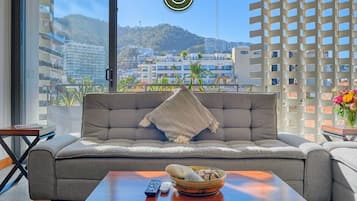 Estudio, varias camas, acceso a la alberca, vista a la ciudad (Rincon de Almas-206) | Área de sala de estar