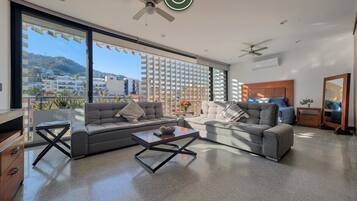 Estudio, varias camas, acceso a la alberca, vista a la ciudad (Rincon de Almas-206) | Área de sala de estar