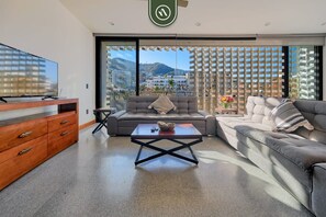 开间, 多张床, 厨房, 城市景观 (Rincon de Almas-206) | 起居区 | 42-英寸纯平电视（配备数码频道）