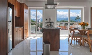 Appartement, 1 très grand lit et 1 canapé-lit, accès à la piscine (Grand Trianon 304) | Cuisine privée