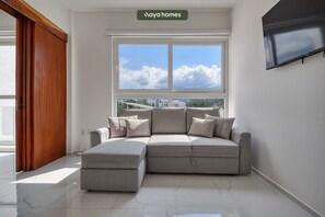 Departamento, 1 cama King size y sofá cama, cocina (Grand Trianon 304) | Área de sala de estar | Televisión de pantalla plana de 42 pulgadas con canales digitales 