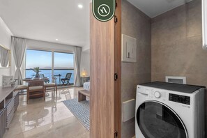 Studio, 1 King Bed with Sofa bed, Kitchen, Ocean View (Harbor 171 Torre Norte TNU11) | Laundry