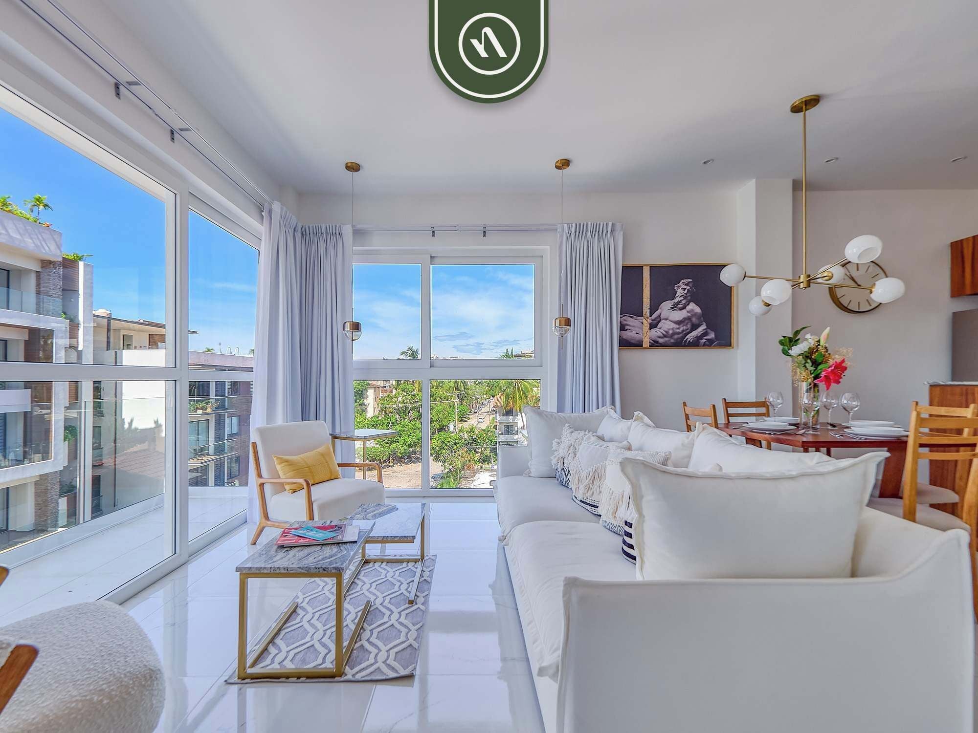 Departamento, 1 cama matrimonial, cocina, vista al océano (Grand Trianon 401) | Área de sala de estar | Televisión de pantalla plana de 42 pulgadas con canales digitales 