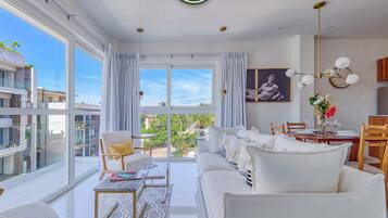 Departamento, 1 cama matrimonial, cocina, vista al océano (Grand Trianon 401) | Área de sala de estar | Televisión de pantalla plana de 42 pulgadas con canales digitales