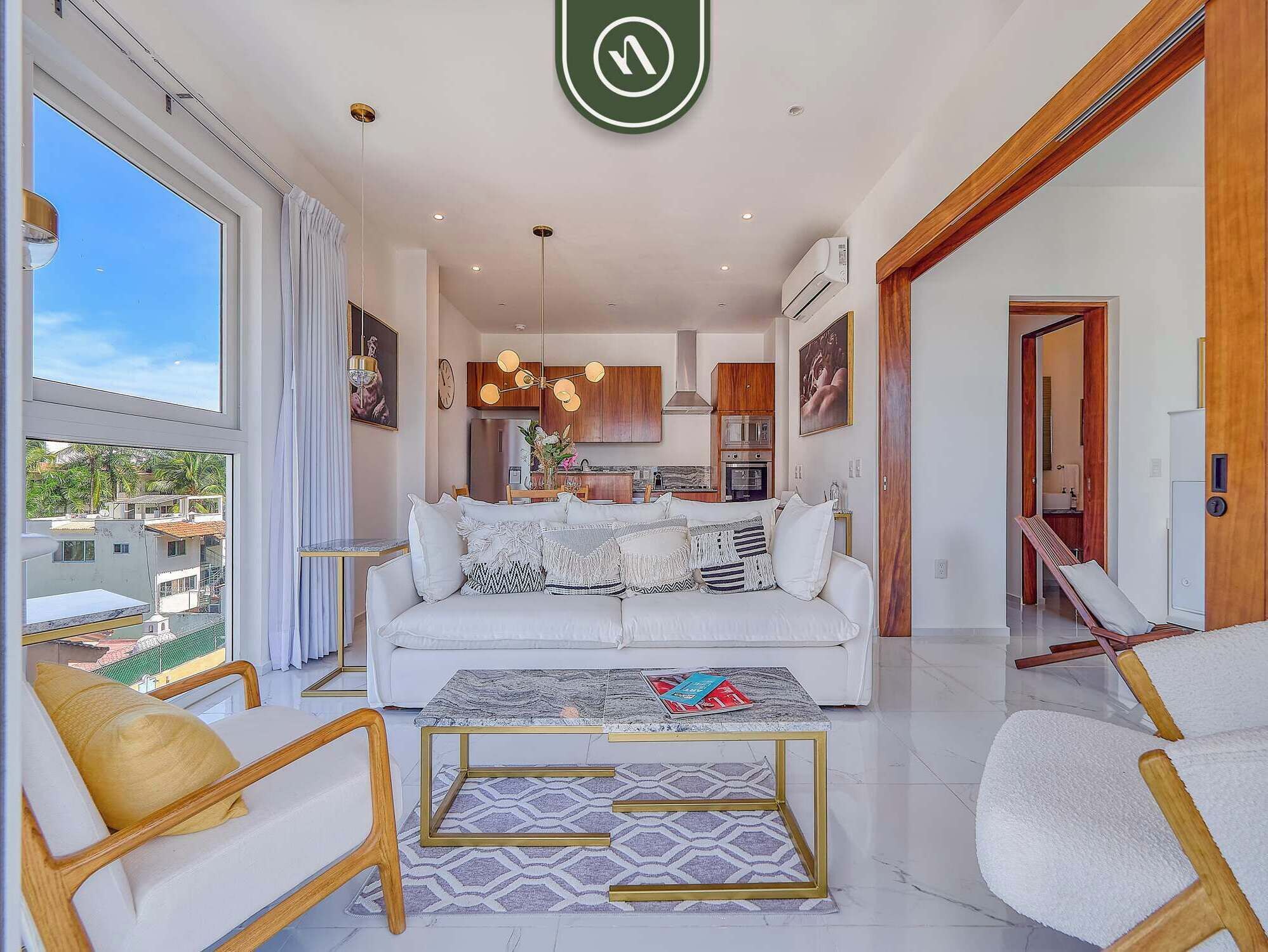 Departamento, 1 cama matrimonial, cocina, vista al océano (Grand Trianon 401) | Área de sala de estar | Televisión de pantalla plana de 42 pulgadas con canales digitales 