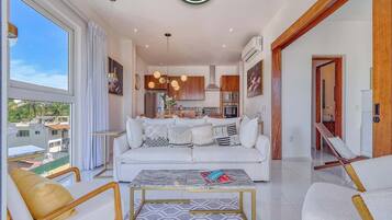 Departamento, 1 cama matrimonial, cocina, vista al océano (Grand Trianon 401) | Área de sala de estar | Televisión de pantalla plana de 42 pulgadas con canales digitales