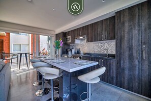 Appartement, meerdere bedden, keuken, uitzicht op strand (Pacifica Sol 302) | Privékeuken | Een koffiezetapparaat/waterkoker, eettafels