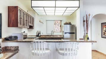 Departamento, varias camas, acceso a la alberca, vista al océano (111-VistadelSol) | Cocina privada