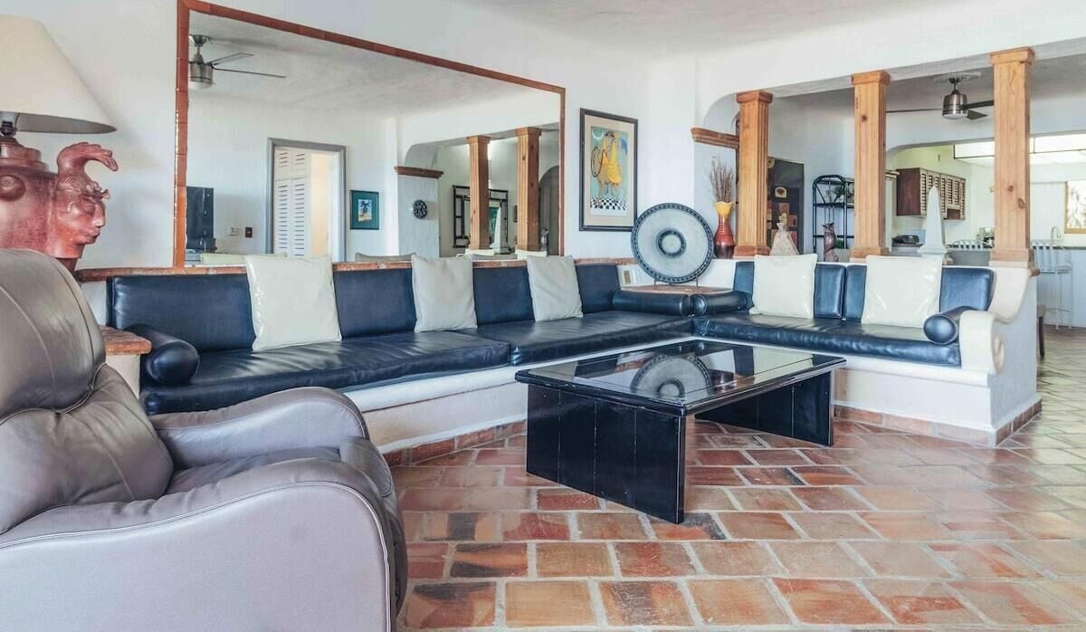 Departamento, varias camas, acceso a la alberca, vista al océano (111-VistadelSol) | Área de sala de estar