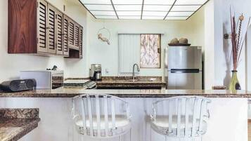 Departamento, varias camas, acceso a la alberca, vista al océano (111-VistadelSol) | Cocina privada