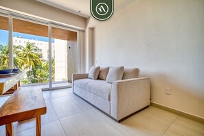 Departamento, 1 cama King size y sofá cama, hidromasaje, vista al océano (Maralma Indigo 306) | Área de sala de estar