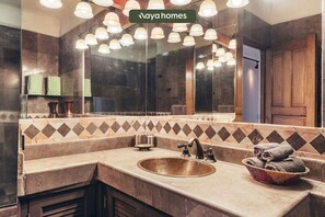 Apartment, 1 King Bed, Kitchen, Ocean View (502-Plaza Mar) | Bathroom | Towels