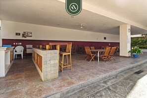 Condo, varias camas, Terraza, vista al océano (La Joya PV 510) | Restaurante al aire libre