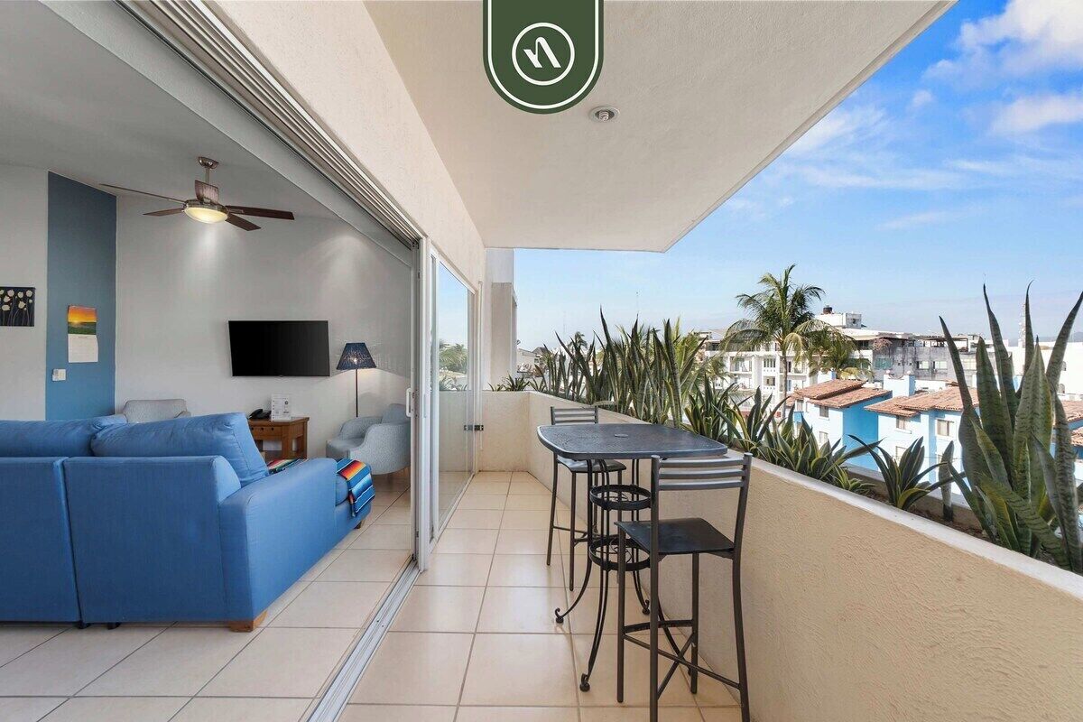 Condo, varias camas, Terraza, vista al océano (La Joya PV 510) | Restaurante al aire libre