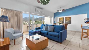 Departamento, varias camas, cocina, vista al océano (La Joya PV 510) | Área de sala de estar