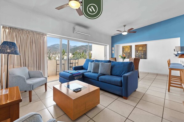 Departamento, varias camas, cocina, vista al océano (La Joya PV 510) | Área de sala de estar