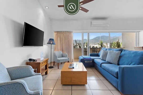 Condo, varias camas, Terraza, vista al océano (La Joya PV 510) | Área de sala de estar