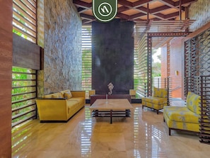 Apartment, 1 King-Bett, Küche, Meerblick (Residences by Pinnacle 207) | Lobby