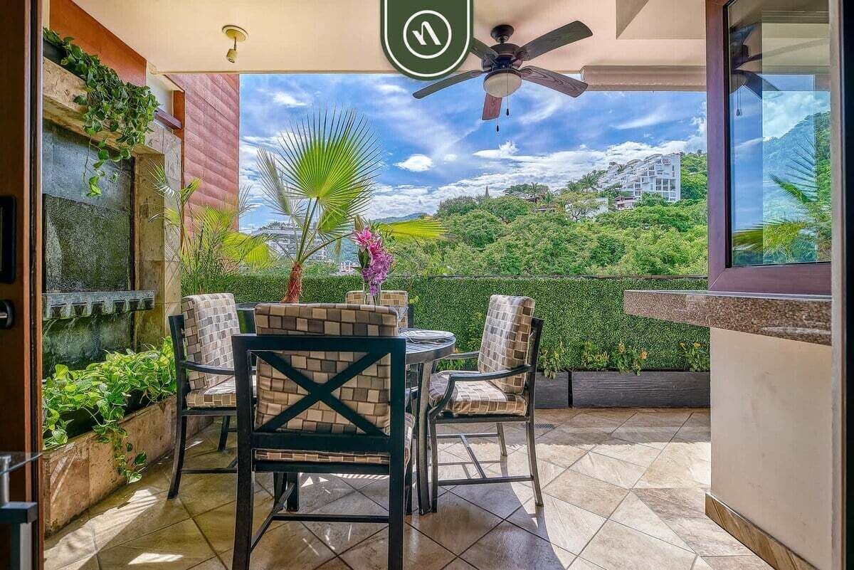 Condo, 1 cama King size, hidromasaje, vista al océano (Residences by Pinnacle 207) | Restaurante al aire libre