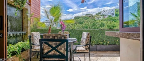 Condo, 1 cama King size, hidromasaje, vista al océano (Residences by Pinnacle 207) | Restaurante al aire libre