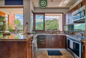 Condo, 1 King Bed, Hot Tub, Ocean View (Residences by Pinnacle 207) | Private kitchen