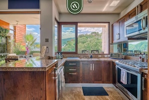 Apartment, 1 King-Bett, Küche, Meerblick (Residences by Pinnacle 207) | Eigene Küche | Esstisch