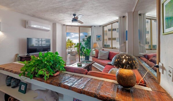 Appartement, plusieurs lits, cuisine, vue océan (303-VistadelSol) | Coin séjour | Télévision à écran plat de 42 pouces avec chaßnes numériques