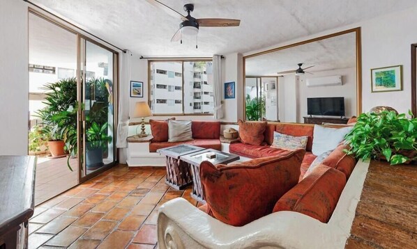 Departamento, varias camas, acceso a la alberca, vista al océano (303-VistadelSol) | Área de sala de estar