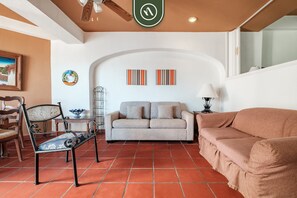 Appartement, 1 grand lit et 1 canapé-lit, cuisine, vue sur la plage (OBS 405-406-506) | Aire de séjour | Téléviseur à écran plat de 42 po avec télévision numérique