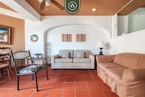 Condo, 1 cama Queen size y sofá cama, balcón, vista al océano (One Beach Street 405 B) | Área de sala de estar