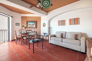 Appartement, 1 grand lit et 1 canapé-lit, cuisine, vue sur la plage (OBS 405-406-506) | Aire de séjour | Téléviseur à écran plat de 42 po avec télévision numérique