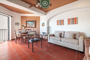 Bloc d'apartaments, 1 llit de matrimoni i sofà llit, balcó, vistes a l'oceà (One Beach Street 405 B) | Sala d'estar