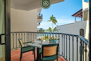 คอนโด, เตียงควีนไซส์ 1 เตียง และโซฟาเบด, ระเบียง, วิวทะเล (One Beach Street 405 B) | รับประทานอาหารกลางแจ้ง