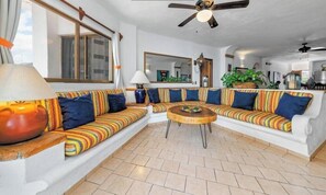 Apartamento, várias camas, acesso à piscina, vista para o oceano (902-VistadelSol) | Área de estar