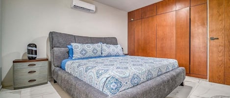 Apartment, Multiple Beds, Balcony, City View (Quadrant 2205) | 2 bedrooms, individually decorated, individually furnished, bed sheets