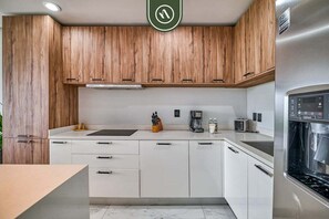 Apartment, Multiple Beds, Balcony, City View (Quadrant 2205) | Private kitchen | Dining tables