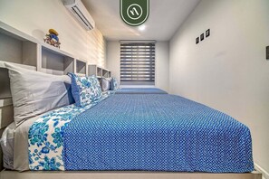 Apartment, Multiple Beds, Balcony, City View (Quadrant 2205) | 2 bedrooms, individually decorated, individually furnished, bed sheets