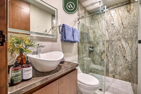 Appartement, Plusieurs lits, balcon, vue sur la ville (Quadrant 2205) | Salle de bain | Serviettes fournies
