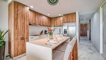 Apartment, Multiple Beds, Balcony, City View (Quadrant 2205) | Private kitchen | Dining table