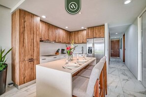 Apartment, Multiple Beds, Balcony, City View (Quadrant 2205) | Private kitchen