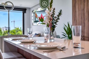 Leilighet, flere senger, kjøkken, byutsikt (Quadrant 2205) | Spiseområde