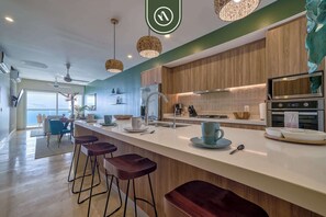 Appartement, meerdere bedden, keuken, uitzicht op oceaan (Harbor 171 Torre Norte 2207) | Privékeuken | Een koffiezetapparaat/waterkoker, eettafels