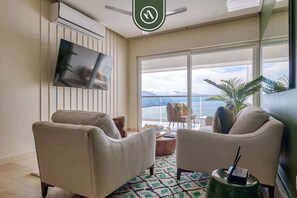 Lejlighed - flere senge - køkken - havudsigt (Harbor 171 Torre Norte 2207) | Opholdsområde | 42-tommers fladskærms-tv med digitale kanaler