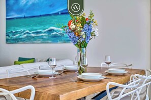 아파트, 침대(여러 개), 주방, 바다 전망 (Orchid 6B) | 다이닝